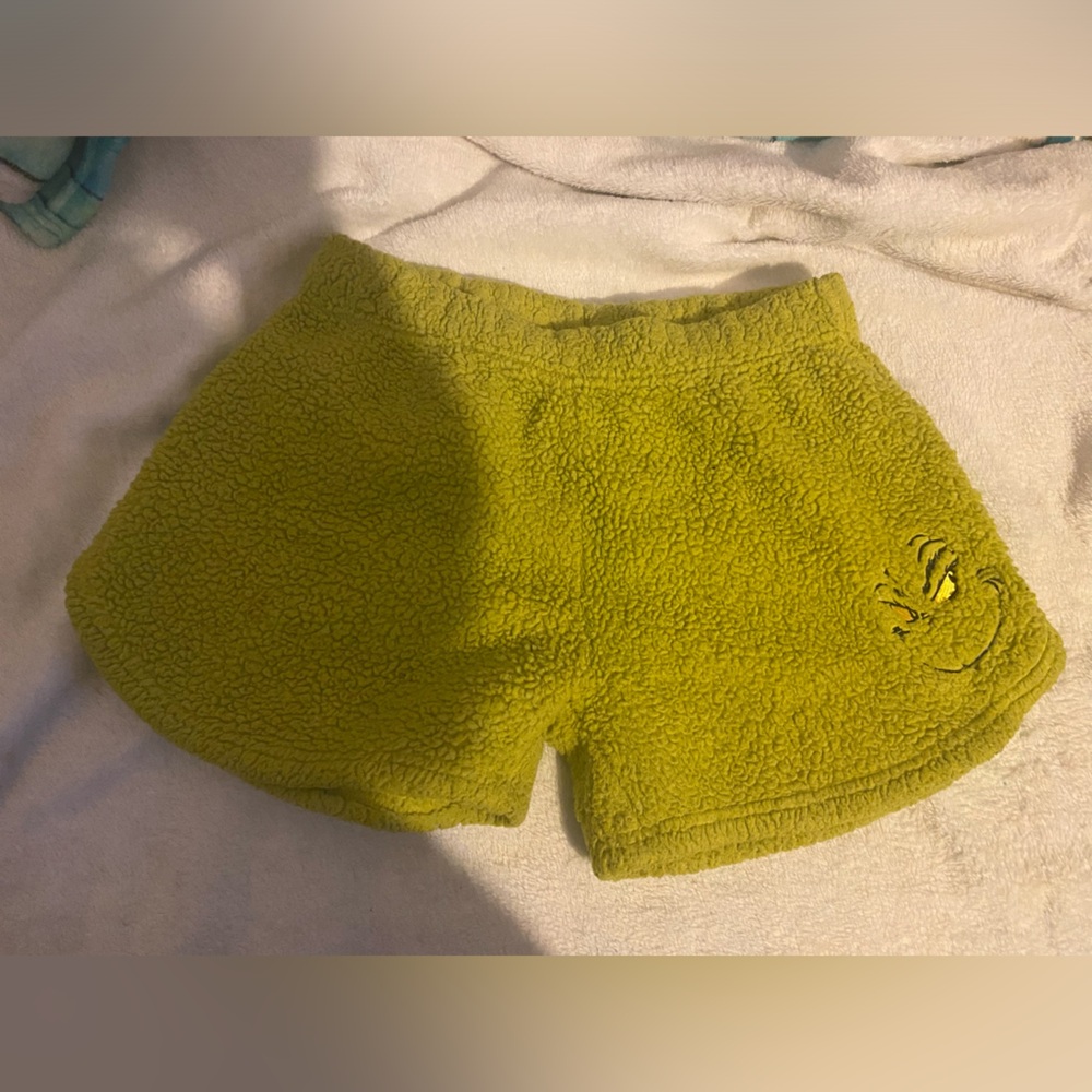 Grinch Christmas shorts size Large good for chilling at home